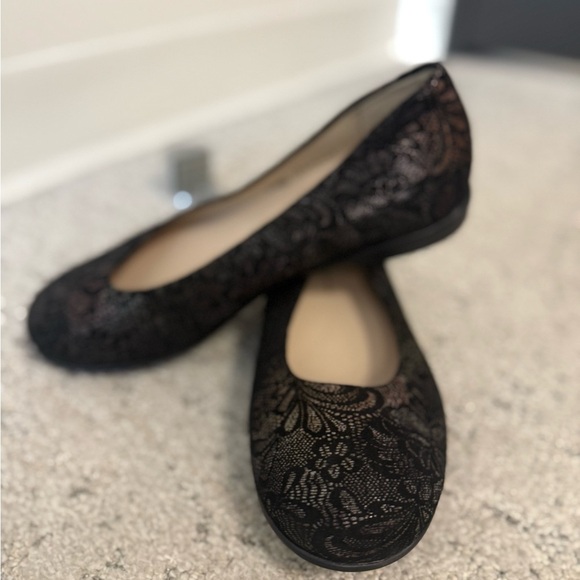 SAS NWOT 7.5 Wide “Scenic Slip) Women's Elegant Black metallic Lace pattern Flat - Picture 11 of 15